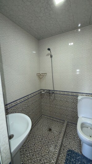 Quarto duplo standard, vista para o pátio | Banheiro