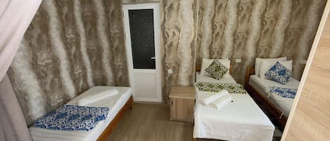 Habitación cuádruple familiar | Espacio para trabajar con laptop y tabla de planchar con plancha