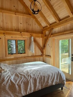 3 bedrooms, WiFi - Serene 2-bedroom cottage with detached bunk house for relaxing stays. (Alton)