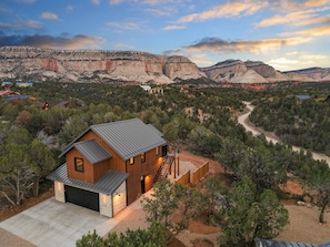Exterior - Stunning Cliff Views| Private Hot Tub, Sauna & Gym (Orderville)