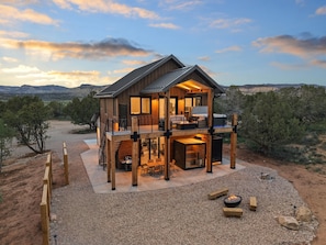 Exterior - Stunning Cliff Views| Private Hot Tub, Sauna & Gym (Orderville)