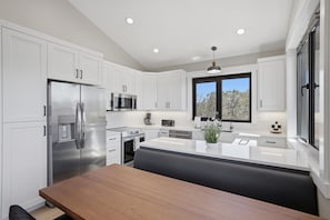 Fridge, microwave, oven, stovetop - Stunning Cliff Views| Private Hot Tub, Sauna & Gym (Orderville)