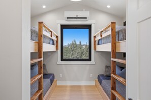In-room safe, desk, iron/ironing board, travel cot - Stunning Cliff Views| Private Hot Tub, Sauna & Gym (Orderville)