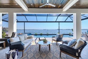 A heated pool - Breathtaking view! New villa overlooking the river! (Cape Coral)