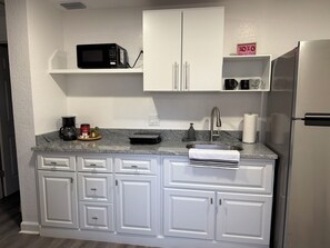 Private kitchen - The Yellow House Getaway# 2 (Tampa)