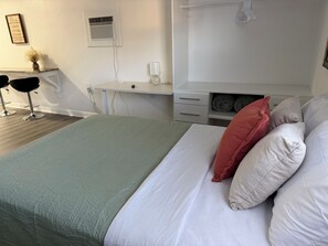 Room - The Yellow House Getaway# 2 (Tampa)