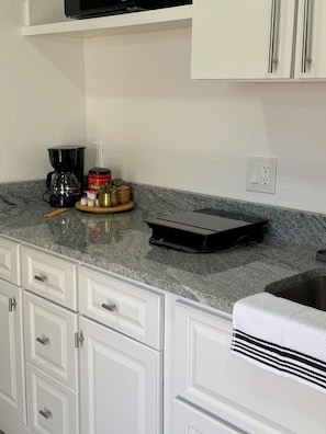 Private kitchen - The Yellow House Getaway# 2 (Tampa)