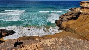 A coastal landscape with rocky terrain and the ocean. - Air-conditioned apartment with 4 community pools - Corralejo - Pools view (Corralejo)