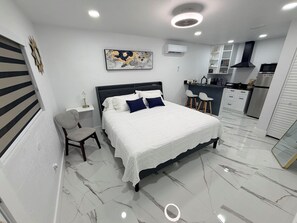 Room - Cozy 1-bedroom apartment in lovely Tampa with AC 
10 minutes from Tampa Airport (Tampa)