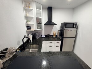 Private kitchen - Cozy 1-bedroom apartment in lovely Tampa with AC 
10 minutes from Tampa Airport (Tampa)