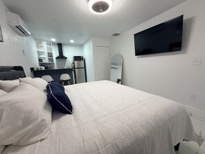 Room - Cozy 1-bedroom apartment in lovely Tampa with AC 
10 minutes from Tampa Airport (Tampa)