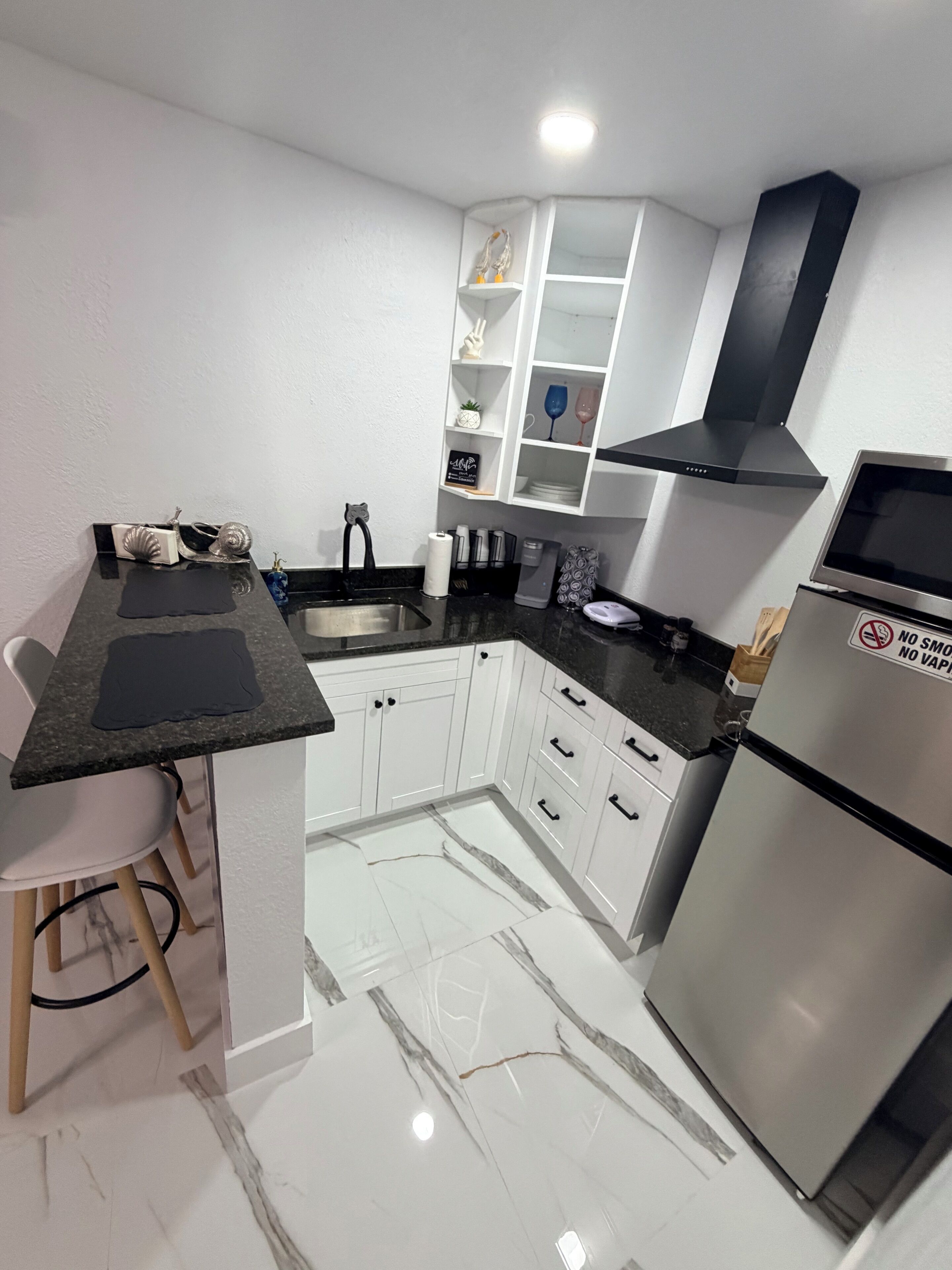Refrigerador, microondas, parrilla de estufa y cafetera y tetera 
