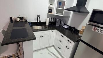 Refrigerador, microondas, parrilla de estufa y cafetera y tetera