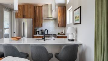 House, 3 Bedrooms | Private kitchen | Fridge, oven, coffee/tea maker, toaster