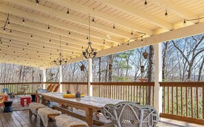 Outdoor dining - 1 Mile to Trails • Fire Pit + Views • Hot Tub (Mills River)
