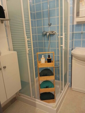 Bathroom - Vrbo Property (Lorient)