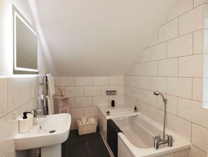 Shower, towels, soap, toilet paper - Nottingham City Centre, Family Home, with Parking & Garden. Pet Friendly. (Nottingham)