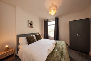 WiFi, bed sheets - Nottingham City Centre, Family Home, with Parking & Garden. Pet Friendly. (Nottingham)