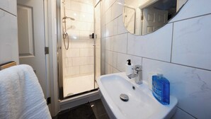シャワー、タオル、石鹸、トイレットペーパー