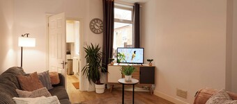 Nottingham City Centre, Family Home, with Parking & Garden. Pet Friendly.