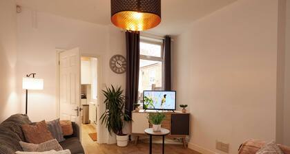 Nottingham City Centre, Family Home, with Parking & Garden. Pet Friendly.