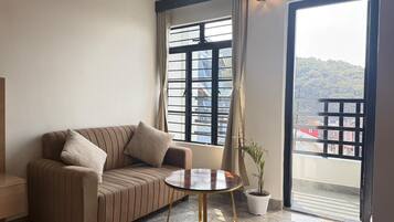 Superior-Zimmer, Balkon, Bergblick | Wohnbereich