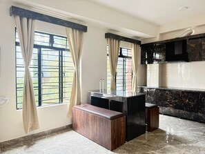 Quarto superior, sacada, vista para a montanha | Parte interna