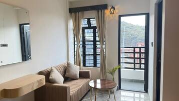Superior Room, Balcony, Mountain View | Living area