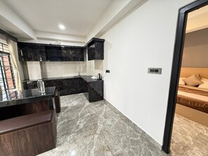 Quarto superior, sacada, vista para a montanha | Parte interna