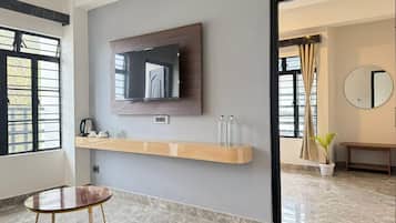 Deluxe Double Room, Balcony, Mountain View | Interior