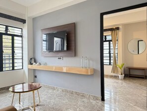 Deluxe Double Room, Balcony, Mountain View | Interior