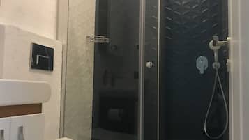 Douche, articles de toilette (gratuits), séchoir à cheveux, pantoufles