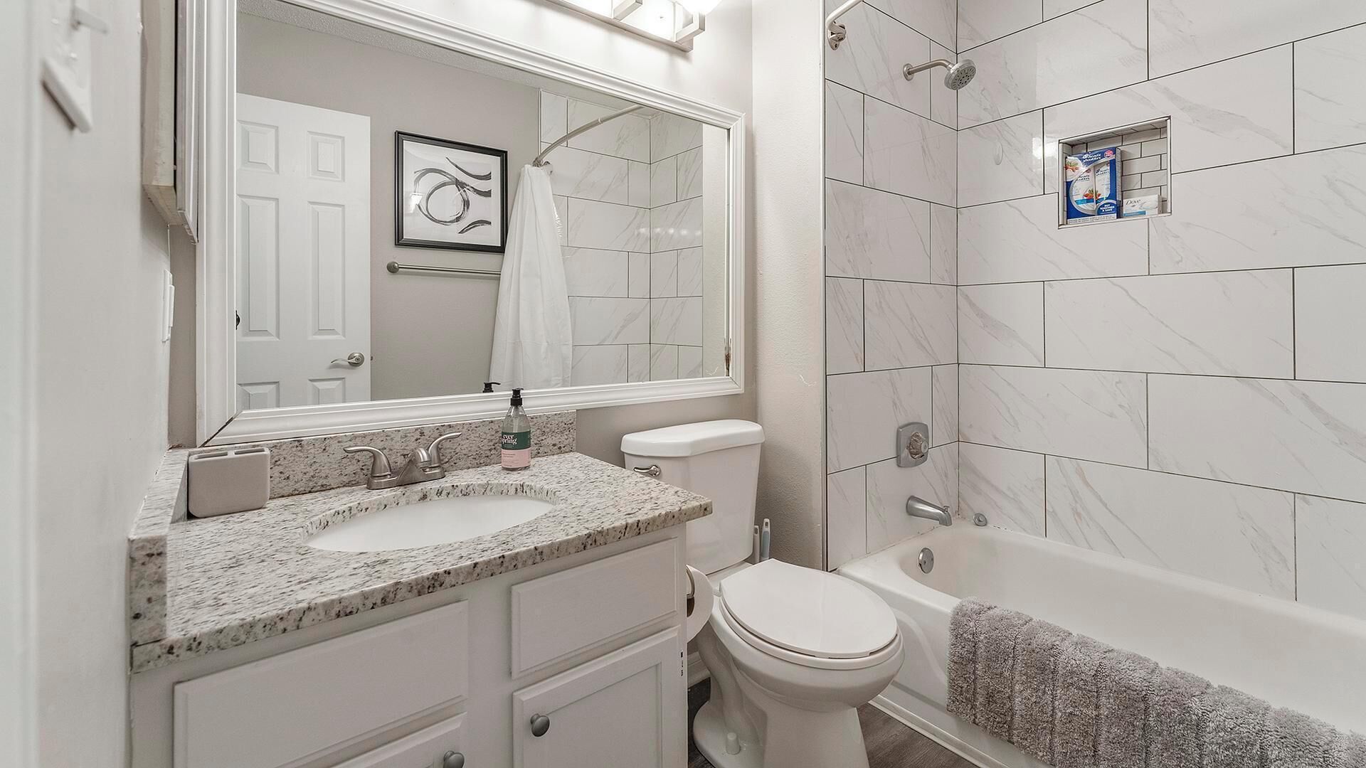 Apartment (2 Bedrooms) | Bathroom | Free toiletries, hair dryer, towels, soap