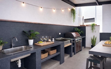 Private kitchen. Beach house in nice neighborhood very close to the boulevard and beach, great BBQ area,