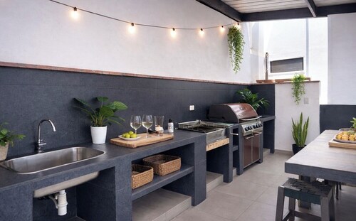 Beach house in nice neighborhood very close to the boulevard and beach, great BBQ area,