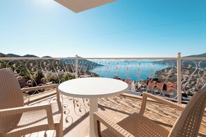 Outdoor dining - Stunning Sea View Villa in Kalkan with Private Pool, 4 Bedrooms, 8 Guests (Antalya)