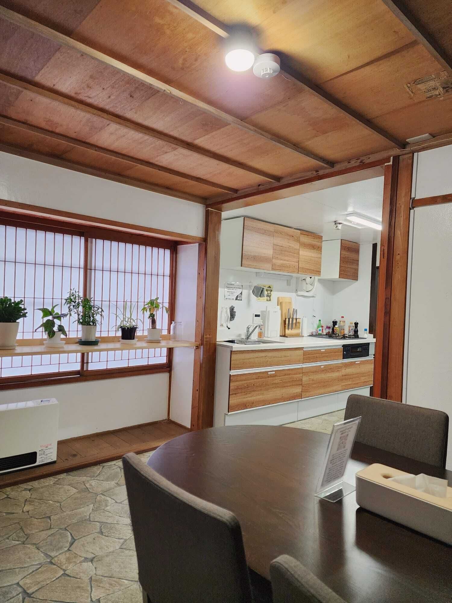 Full-size fridge, microwave, toaster, cookware/dishes/utensils