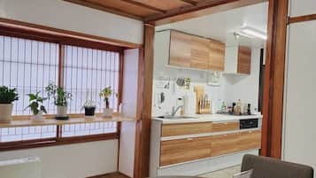 Full-size fridge, microwave, toaster, cookware/dishes/utensils