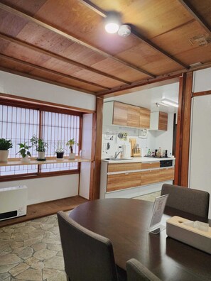 Full-size fridge, microwave, toaster, cookware/dishes/utensils - Snow Monkey Lodge - Hostel  (Yamanouchi)