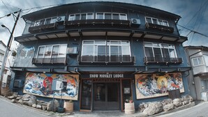Un edificio a più piani con un cartello che riporta la scritta 'Snow Monkey Lodge'.