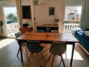 Dining - Quiet, single-storey family villa between sea, lake and mountains. (Servian)