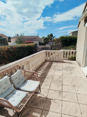 Terrace/patio - Quiet, single-storey family villa between sea, lake and mountains. (Servian)