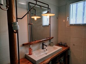 Hair dryer, toilet paper - Quiet, single-storey family villa between sea, lake and mountains. (Servian)