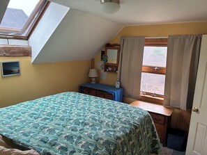 1 bedroom, iron/ironing board, WiFi, bed sheets - Charming 1-bedroom apartment in Worcester, private swimming hole. (Worcester)