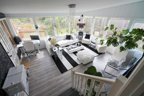 Interior - 3 Bed / 2 Bath home with Space to Entertain 2 miles from Stadium (Atlanta)