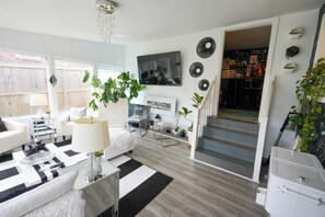 TV, fireplace - 3 Bed / 2 Bath home with Space to Entertain 2 miles from Stadium (Atlanta)