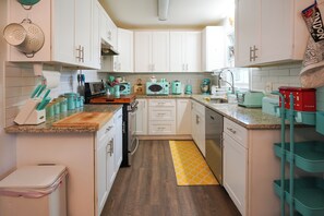 Microwave, oven, stovetop, dishwasher - 3 Bed / 2 Bath home with Space to Entertain 2 miles from Stadium (Atlanta)