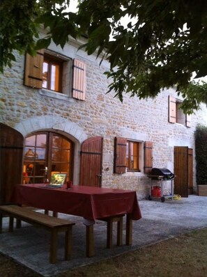 Outdoor dining - Charentais country house surrounded by vineyards with heated swimming pool (Mosnac)