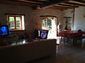 Living area - Charentais country house surrounded by vineyards with heated swimming pool (Mosnac)
