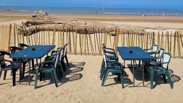 A beachside seating area with tables and chairs, a bamboo fence, and a view of the ocean. - Charentais country house surrounded by vineyards with heated swimming pool (Mosnac)